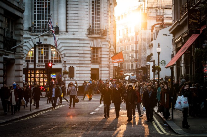city-sunny-people-street
